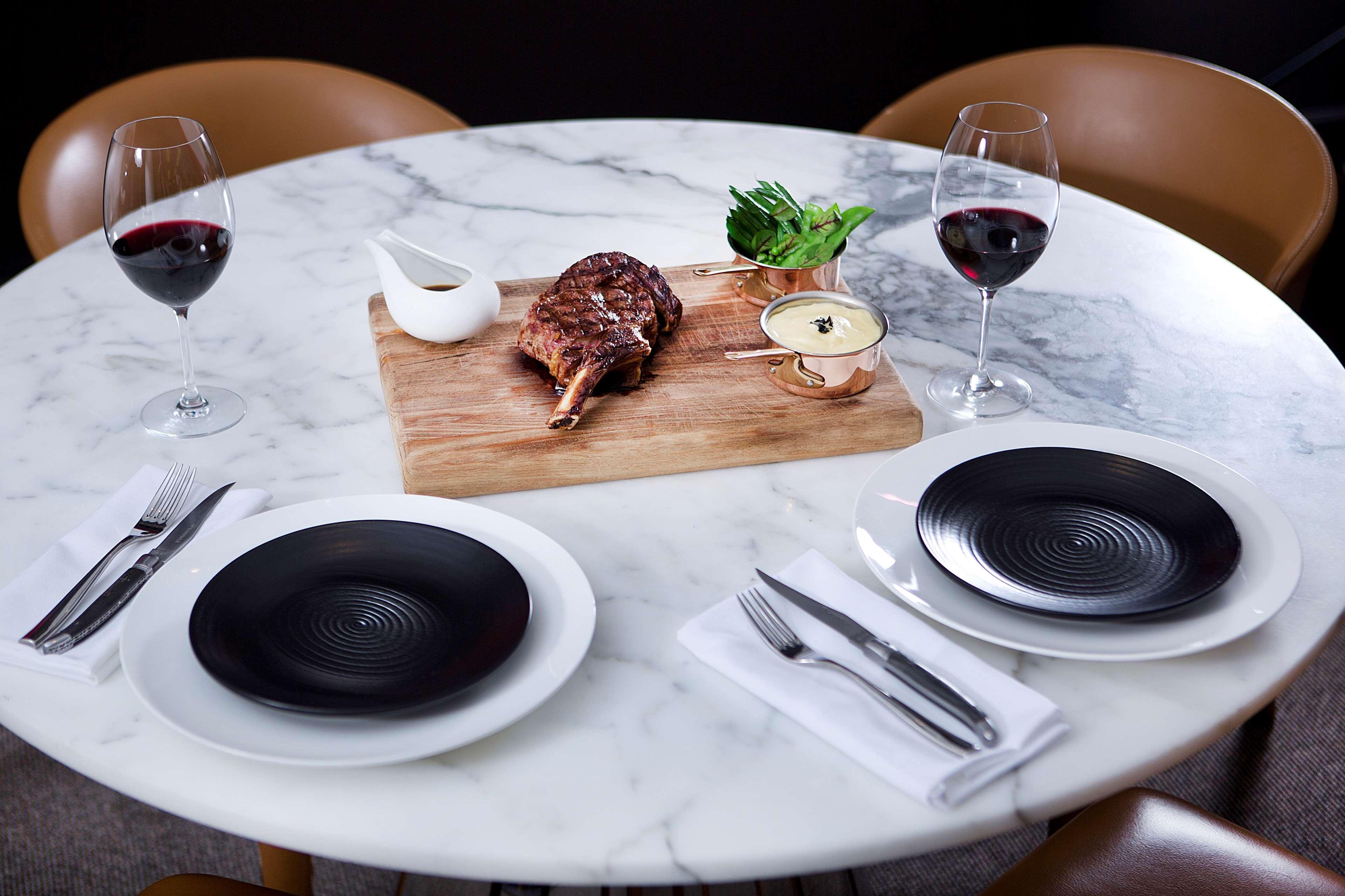 Intercontinental Brisbane By Ihg Buitenkant foto A steak at the restaurant